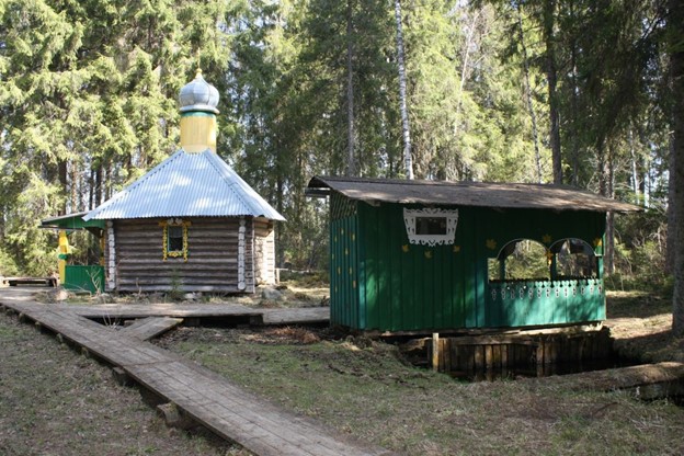 Родник, святой источник великомученицы Параскевы Пятницы .